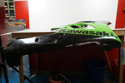 Baksidan på Sidkåpa från en Kawasaki ZX-9R -1997 motorcykel.