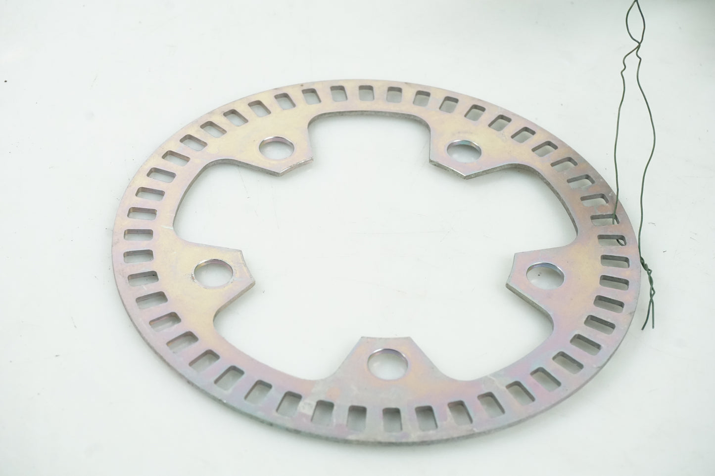 Baksidan på ABS krans från en Kawasaki Versys 1000 -2012 motorcykel.