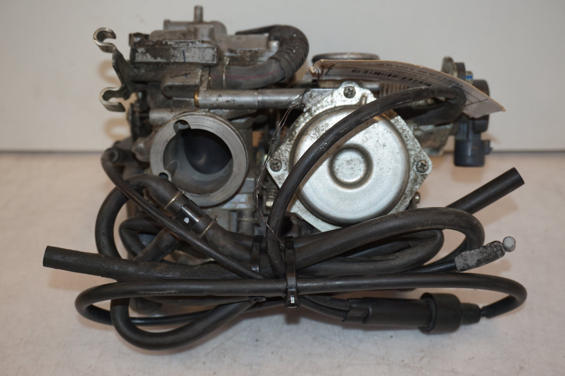 Höger sida på Förgasare från en Honda XL 650 V -2000 motorcykel.