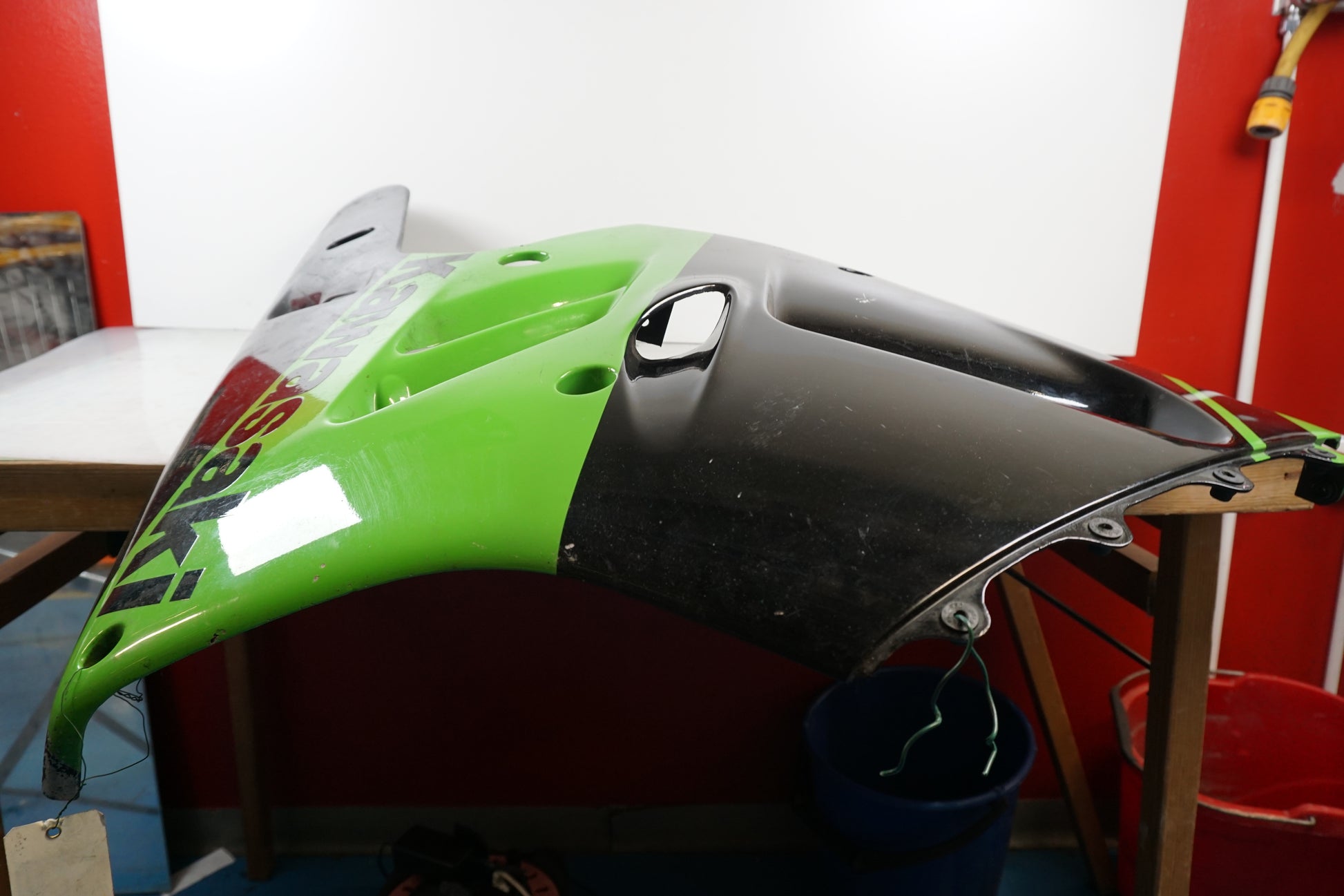 Höger sida på Sidkåpa från en Kawasaki ZX-9R -1997 motorcykel.