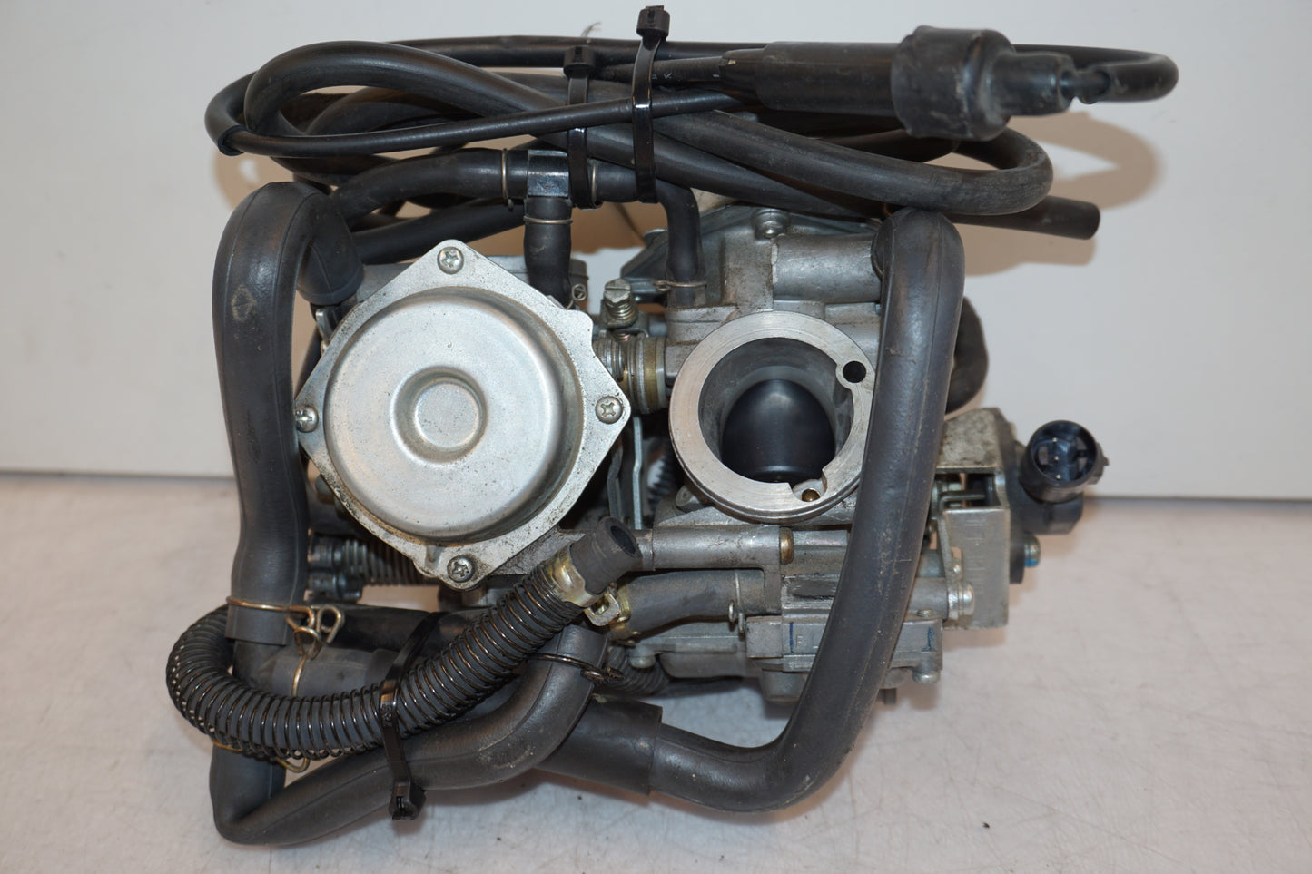 Vänster sida på Förgasare från en Honda XL 650 V -2000 motorcykel.