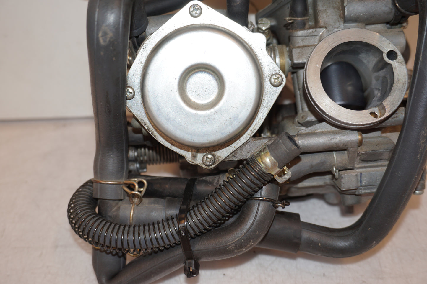 Snett uppifrån på Förgasare från en Honda XL 650 V -2000 motorcykel.