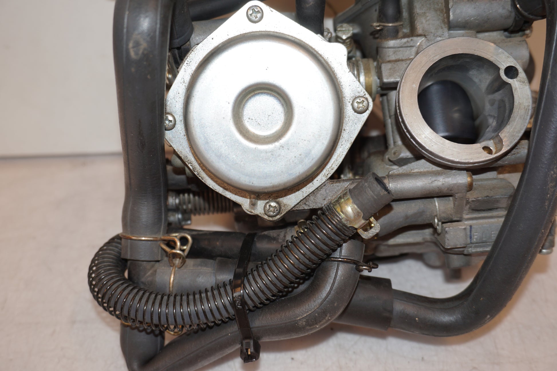 Snett uppifrån på Förgasare från en Honda XL 650 V -2000 motorcykel.