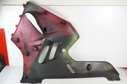 Snett nerifrån på Sidkåpa från en Kawasaki ZX-9R -1997 motorcykel.