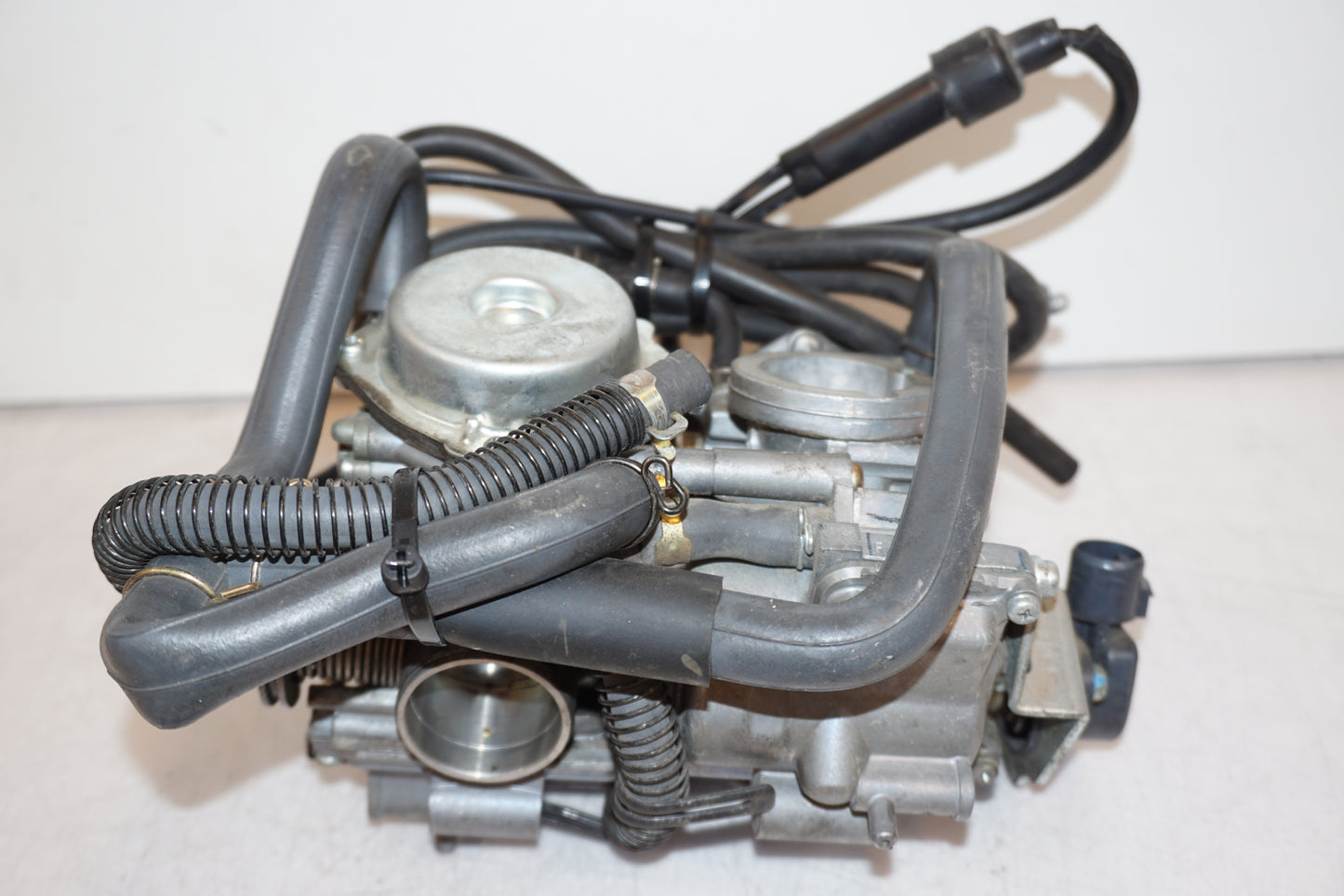 Snett nerifrån på Förgasare från en Honda XL 650 V -2000 motorcykel.