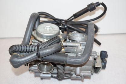 Snett nerifrån på Förgasare från en Honda XL 650 V -2000 motorcykel.