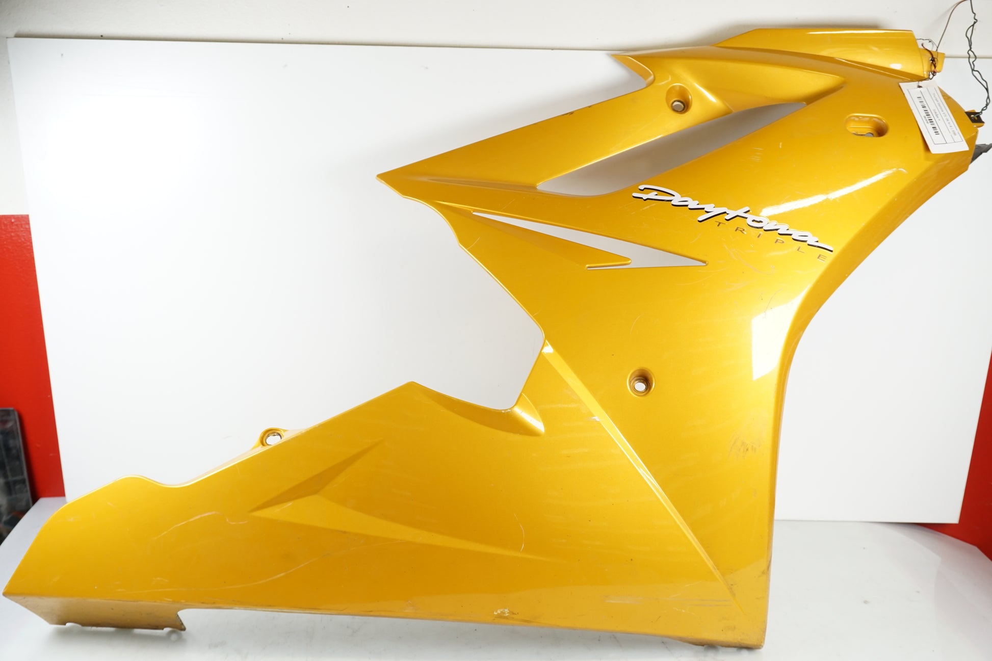 Framsidan på Sidkåpa från en Triumph Daytona 675 -2006 motorcykel.