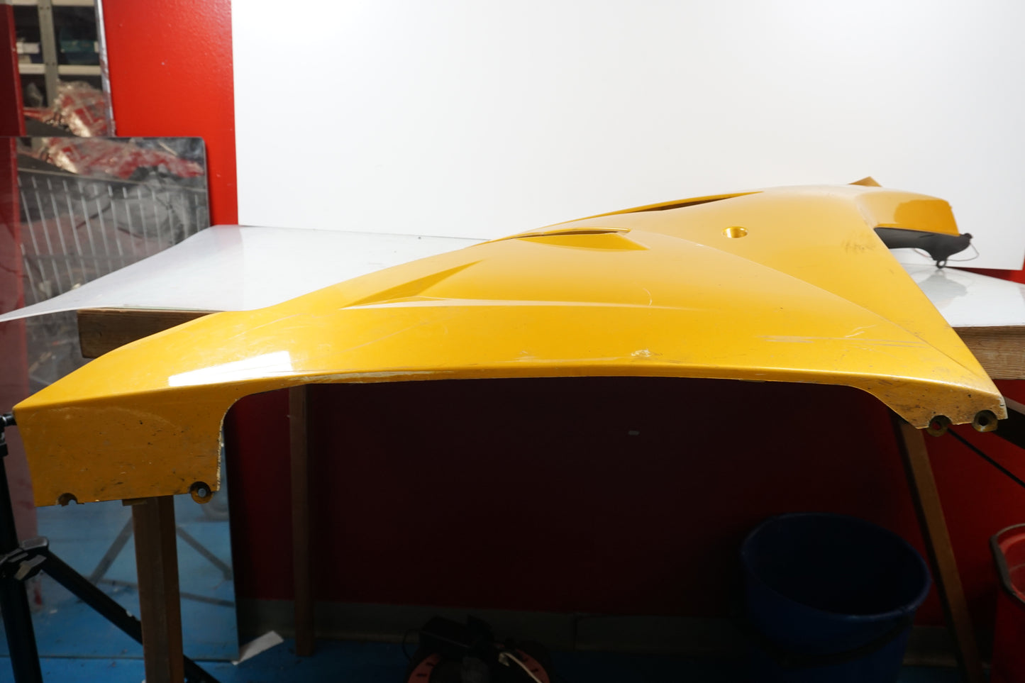 Baksidan på Sidkåpa från en Triumph Daytona 675 -2006 motorcykel.