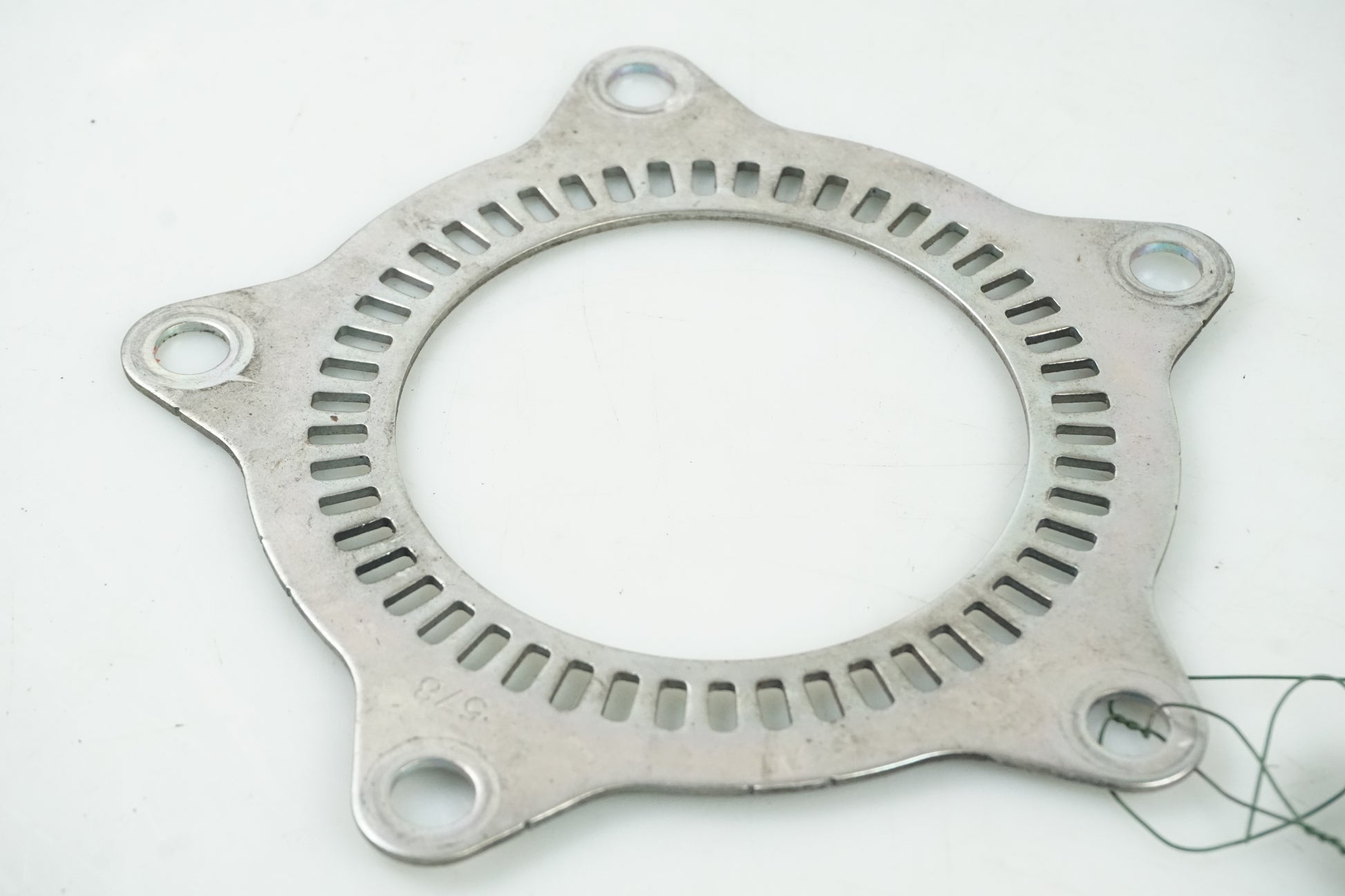 Baksidan på ABS krans från en Kawasaki Ninja 300 -2014 motorcykel.