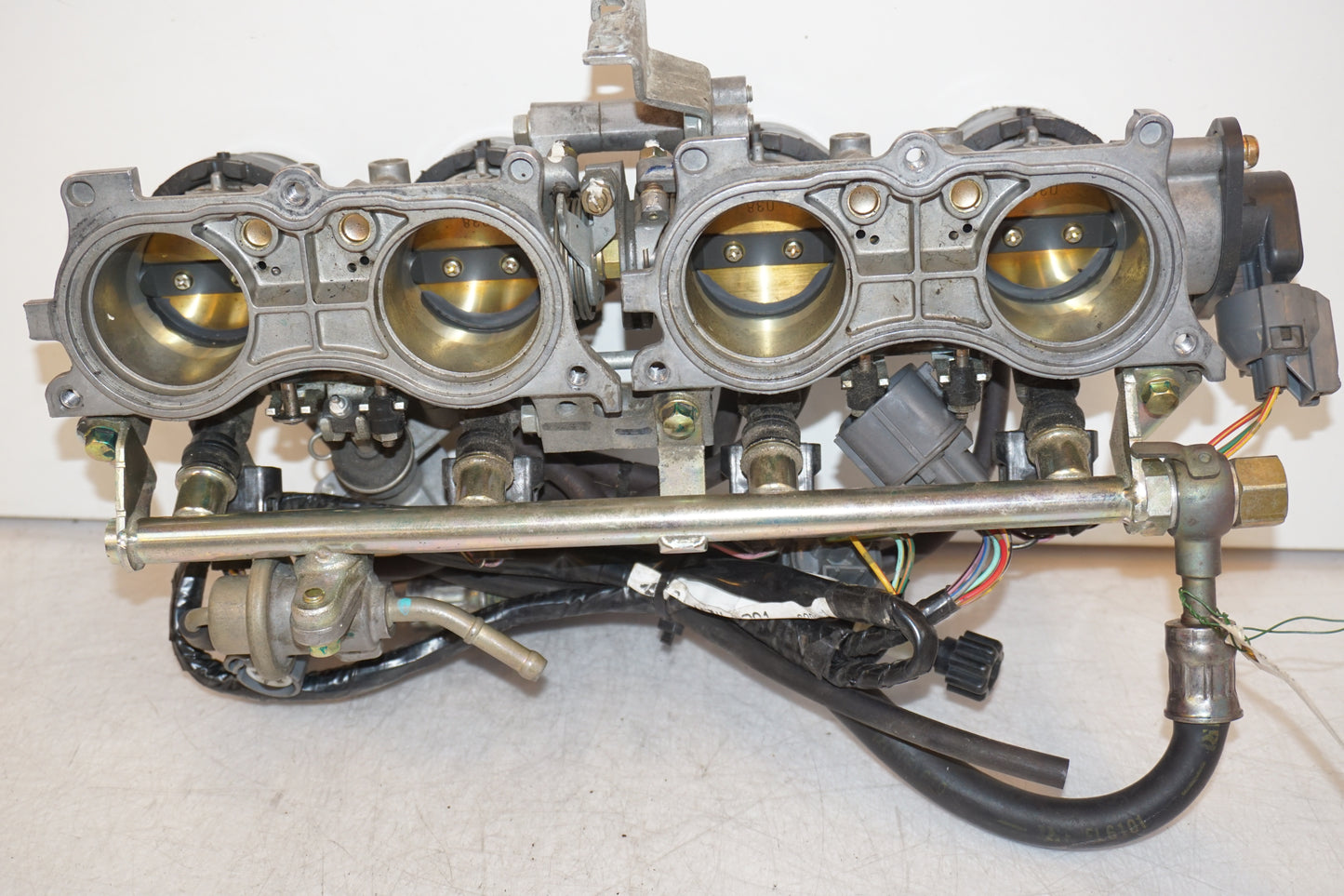 Vänster sida på Insprutbrygga från en Honda CBR 600 -2002 motorcykel.