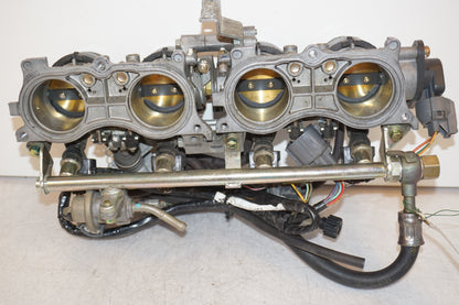 Vänster sida på Insprutbrygga från en Honda CBR 600 -2002 motorcykel.