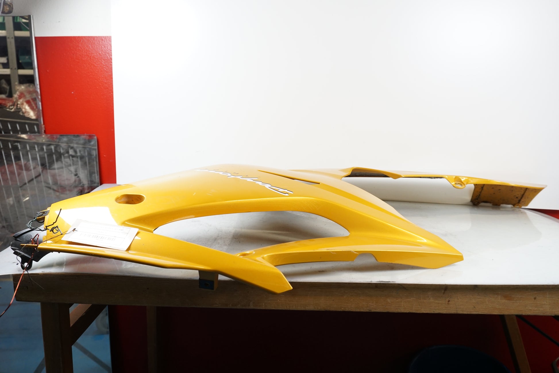 Vänster sida på Sidkåpa från en Triumph Daytona 675 -2006 motorcykel.