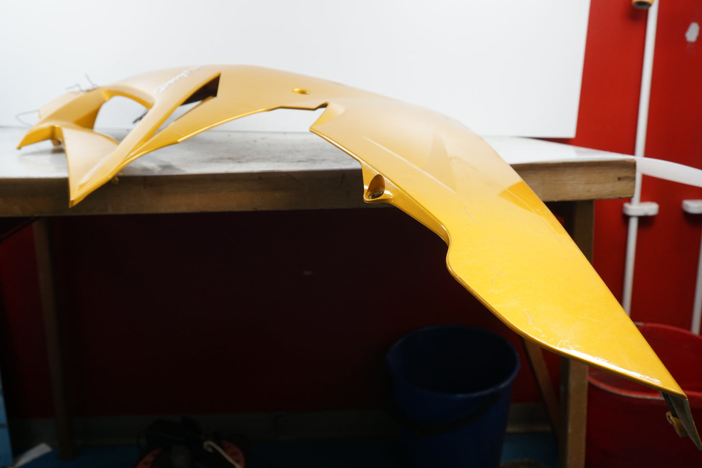 Snett uppifrån på Sidkåpa från en Triumph Daytona 675 -2006 motorcykel.