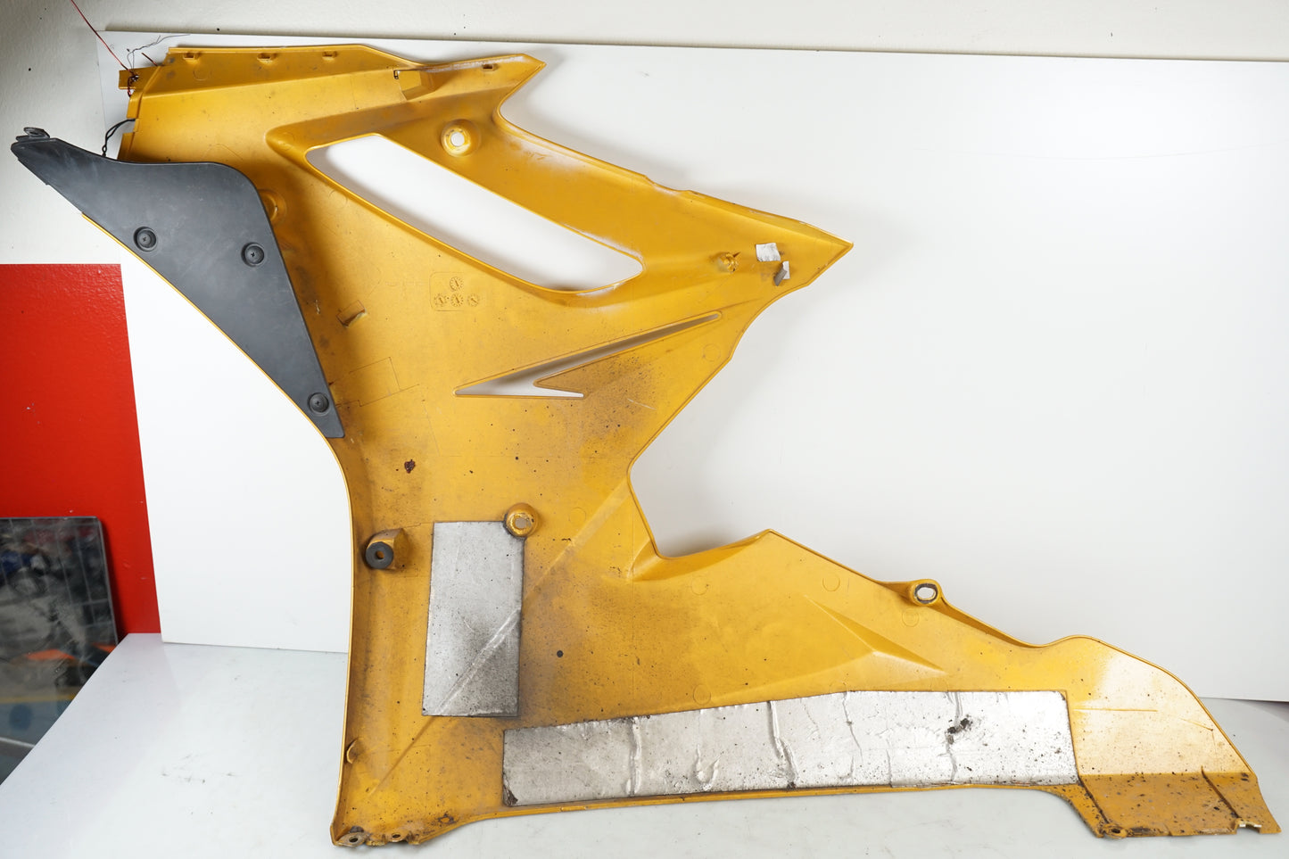 Snett nerifrån på Sidkåpa från en Triumph Daytona 675 -2006 motorcykel.