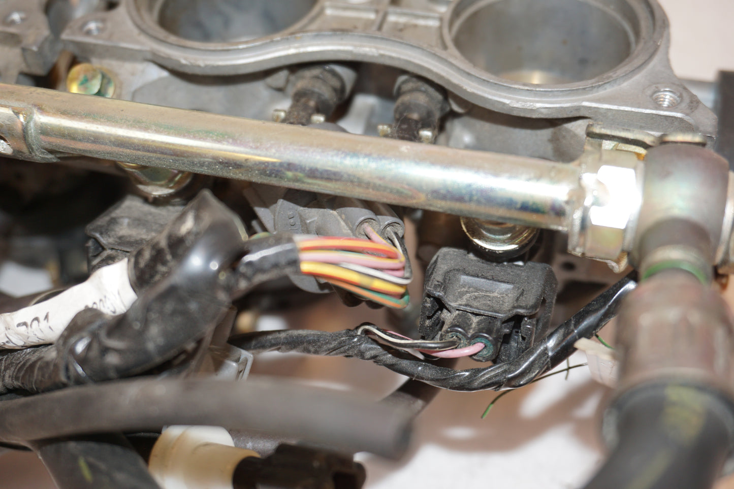 Snett nerifrån på Insprutbrygga från en Honda CBR 600 -2002 motorcykel.