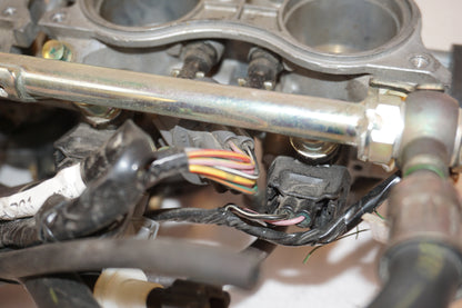 Snett nerifrån på Insprutbrygga från en Honda CBR 600 -2002 motorcykel.