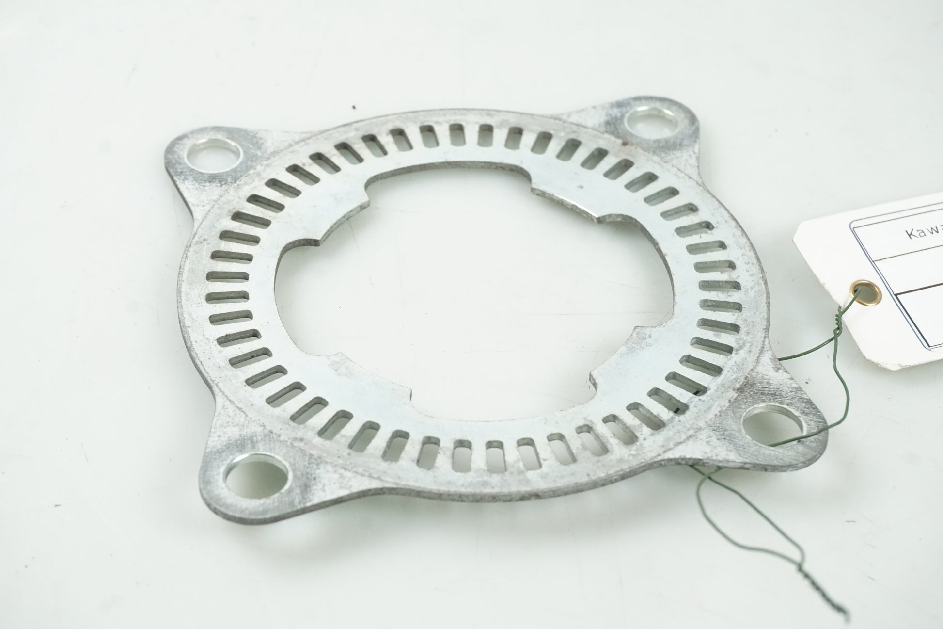 Baksidan på ABS krans från en Kawasaki ZZ-R 1400 -2010 motorcykel.