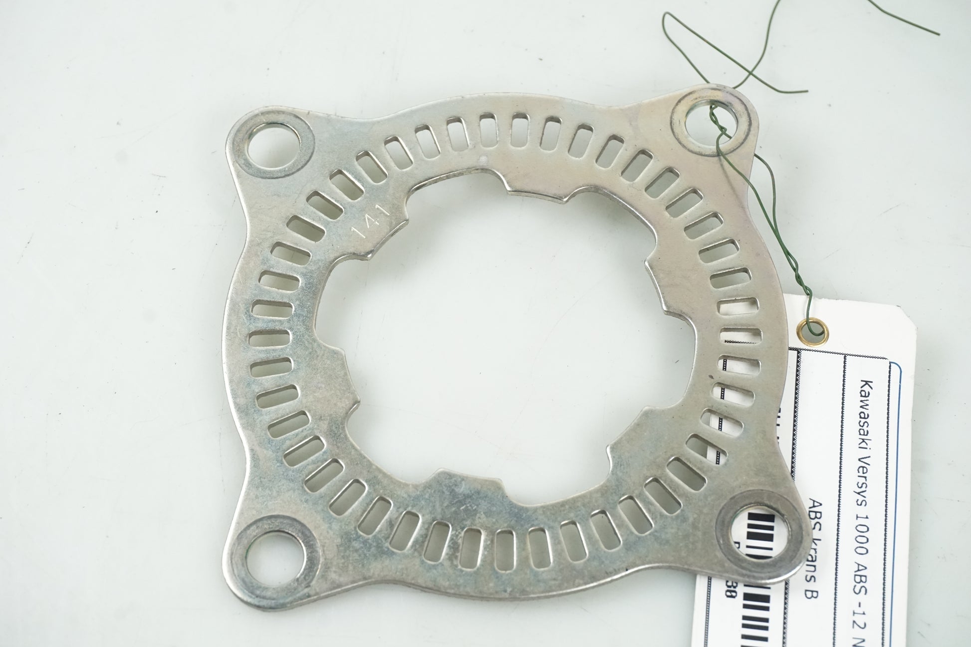 Baksidan på ABS krans från en Kawasaki Versys 1000 -2012 motorcykel.