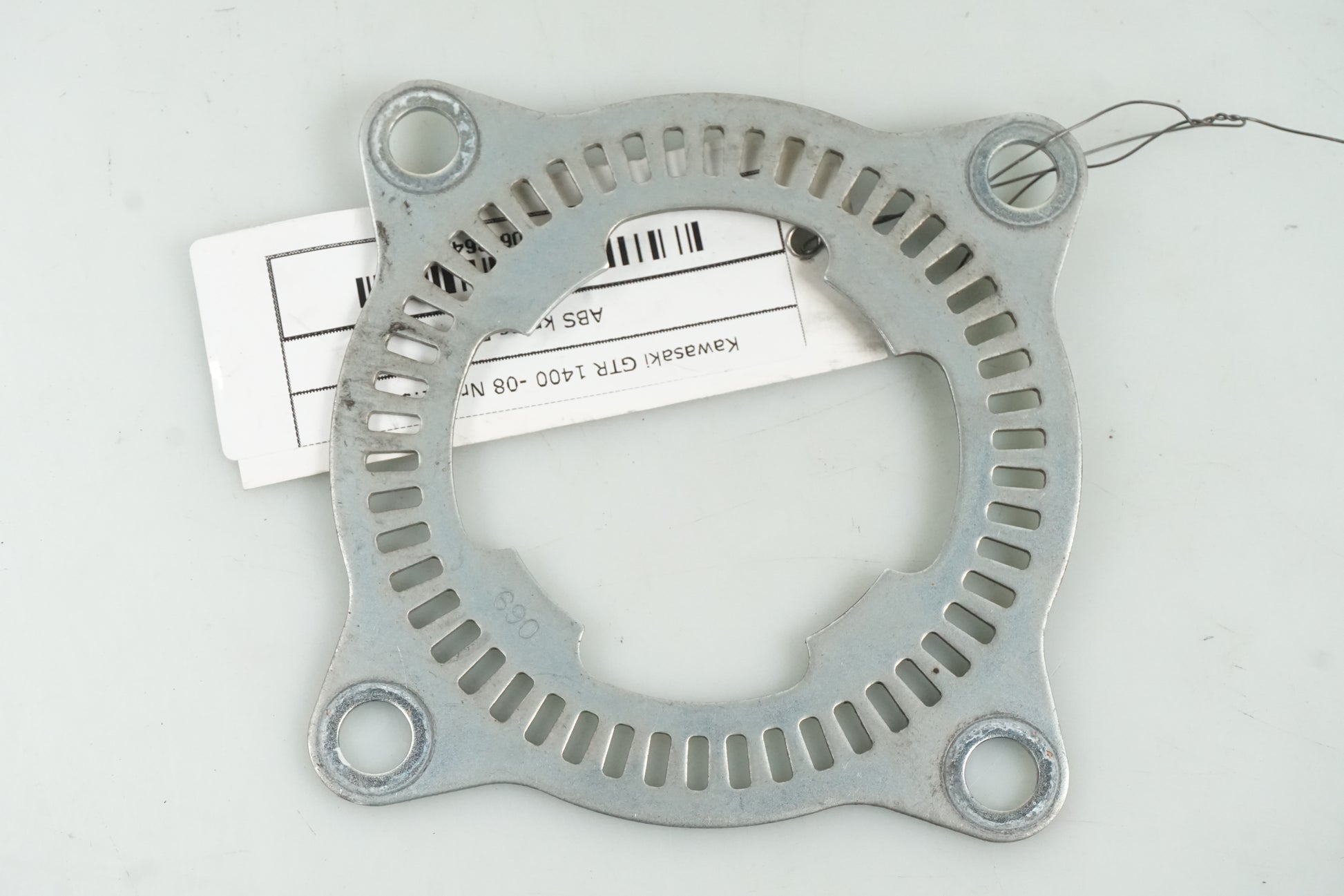 Baksidan på ABS krans från en Kawasaki GTR 1400 -2008 motorcykel.