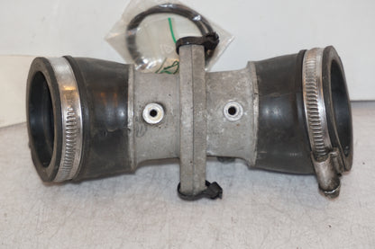 Framsidan på Insug från en Ducati Monster 696 -2008 motorcykel.