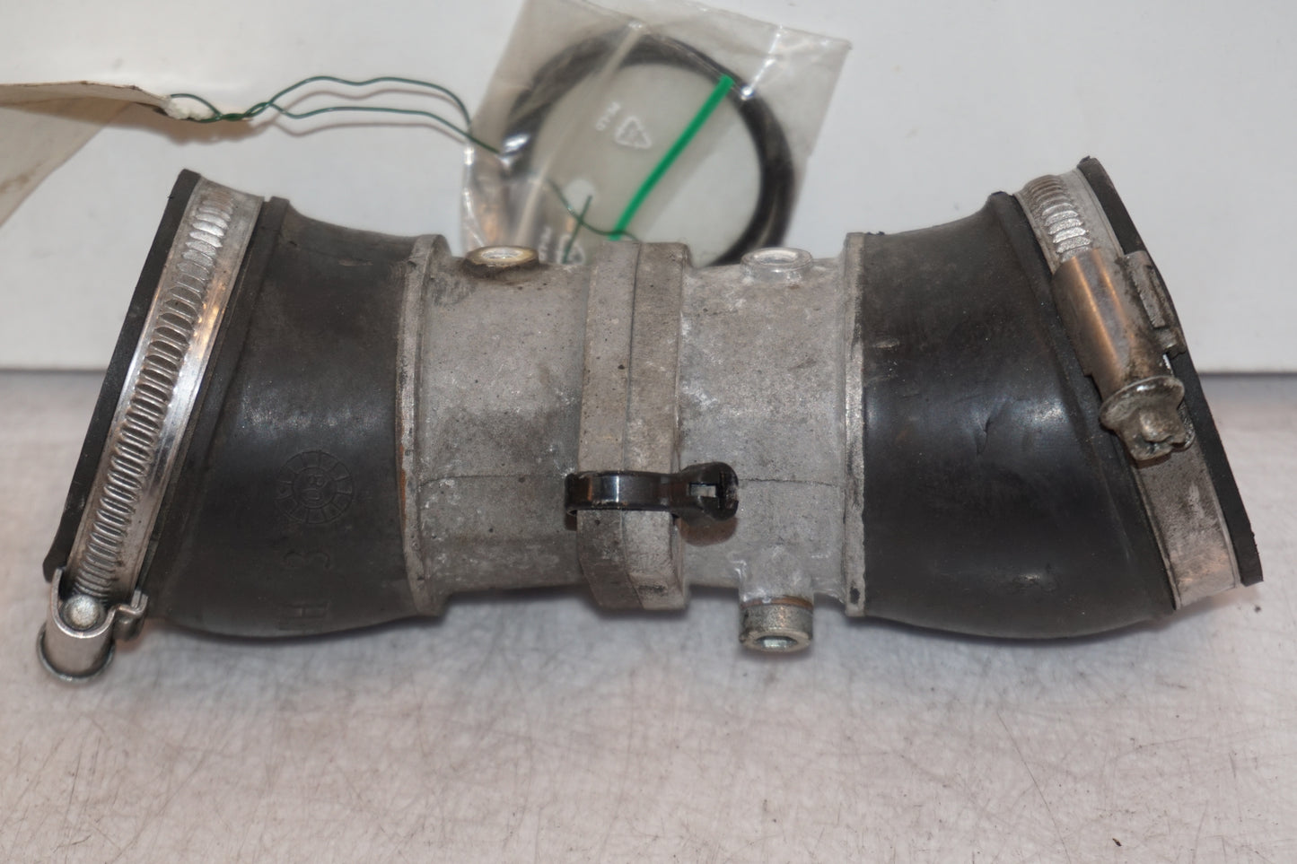 Baksidan på Insug från en Ducati Monster 696 -2008 motorcykel.