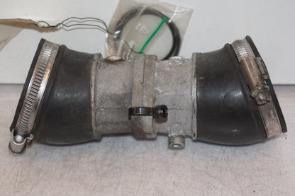 Baksidan på Insug från en Ducati Monster 696 -2008 motorcykel.