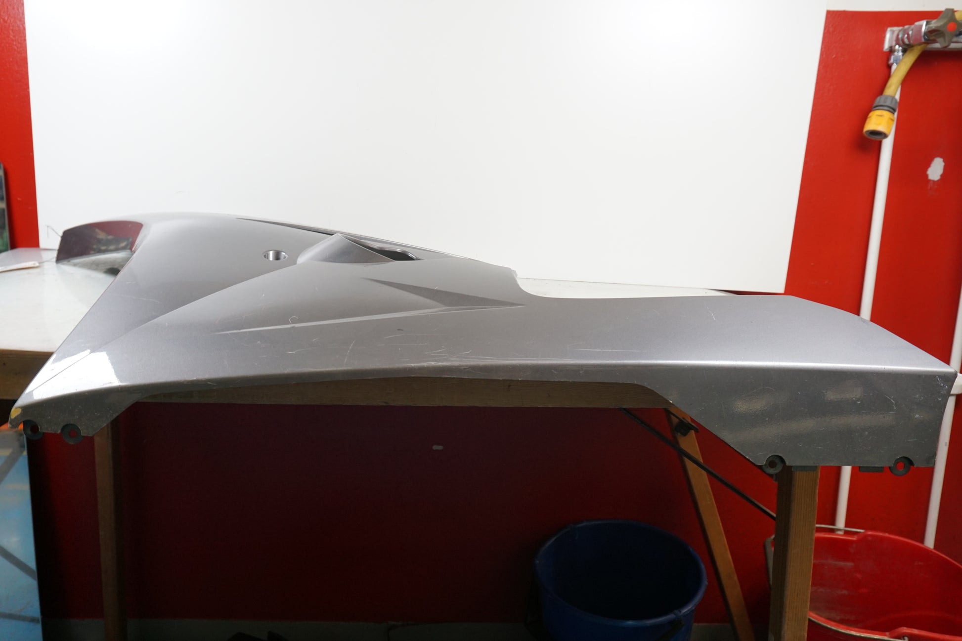 Baksidan på Sidkåpa från en Triumph Daytona 675 -2006 motorcykel.