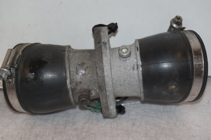 Höger sida på Insug från en Ducati Monster 696 -2008 motorcykel.