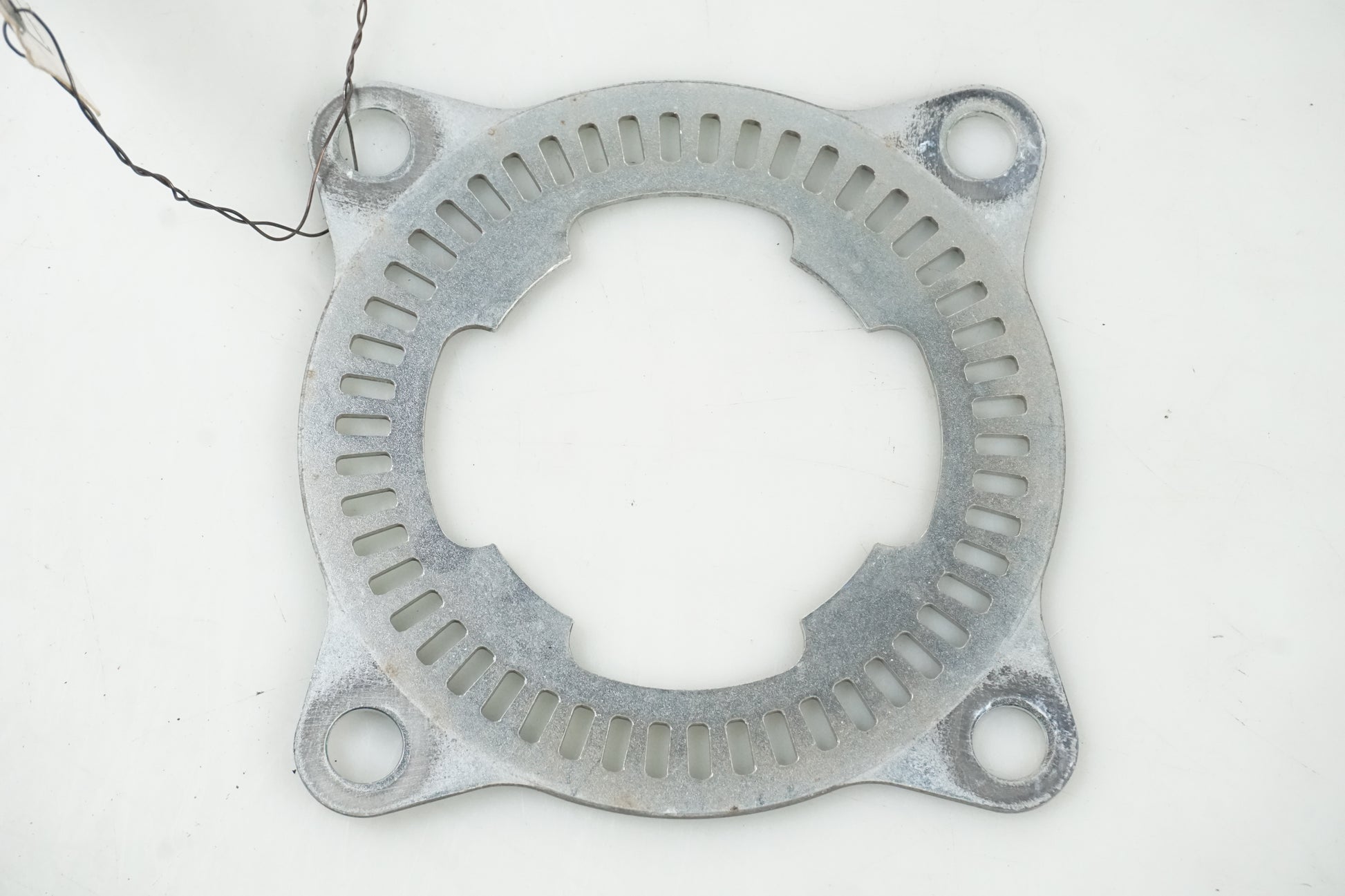 Baksidan på ABS krans från en Kawasaki ZZ-R 1400 -2010 motorcykel.