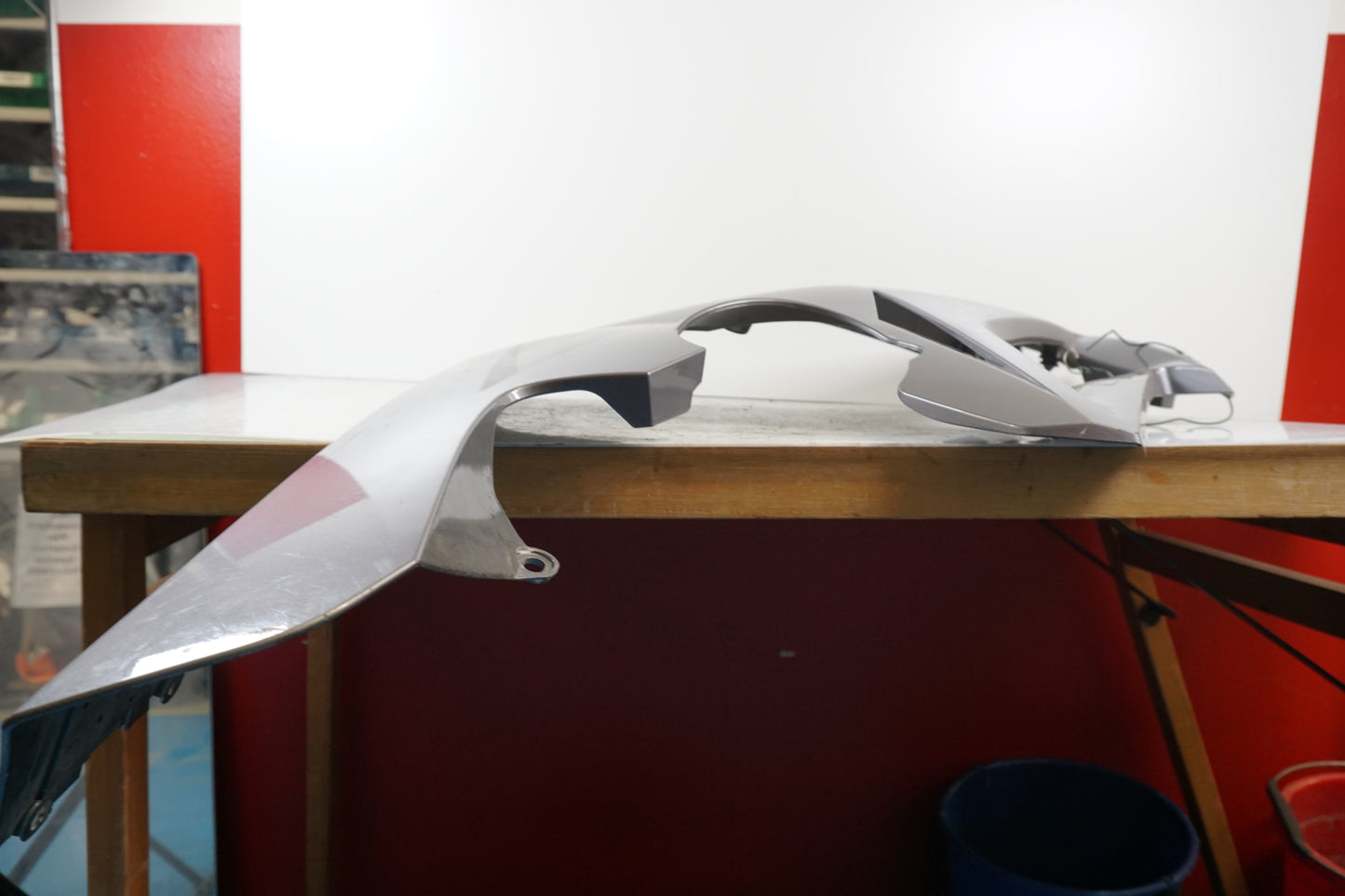 Höger sida på Sidkåpa från en Triumph Daytona 675 -2006 motorcykel.