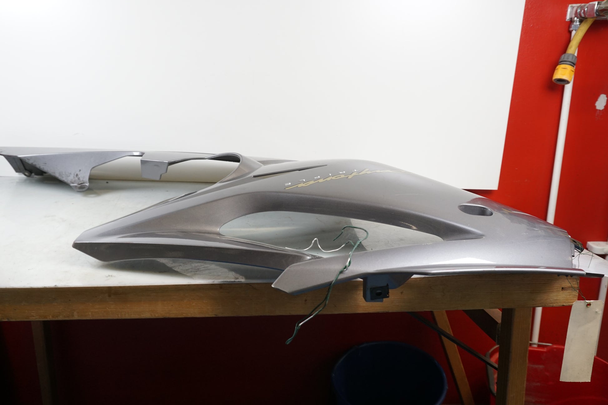 Vänster sida på Sidkåpa från en Triumph Daytona 675 -2006 motorcykel.