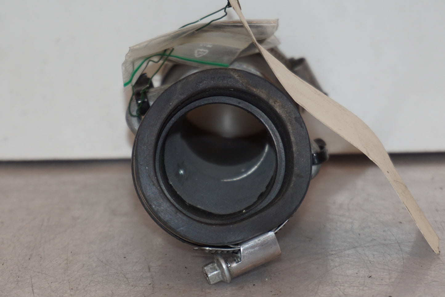 Snett uppifrån på Insug från en Ducati Monster 696 -2008 motorcykel.