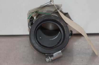 Snett uppifrån på Insug från en Ducati Monster 696 -2008 motorcykel.