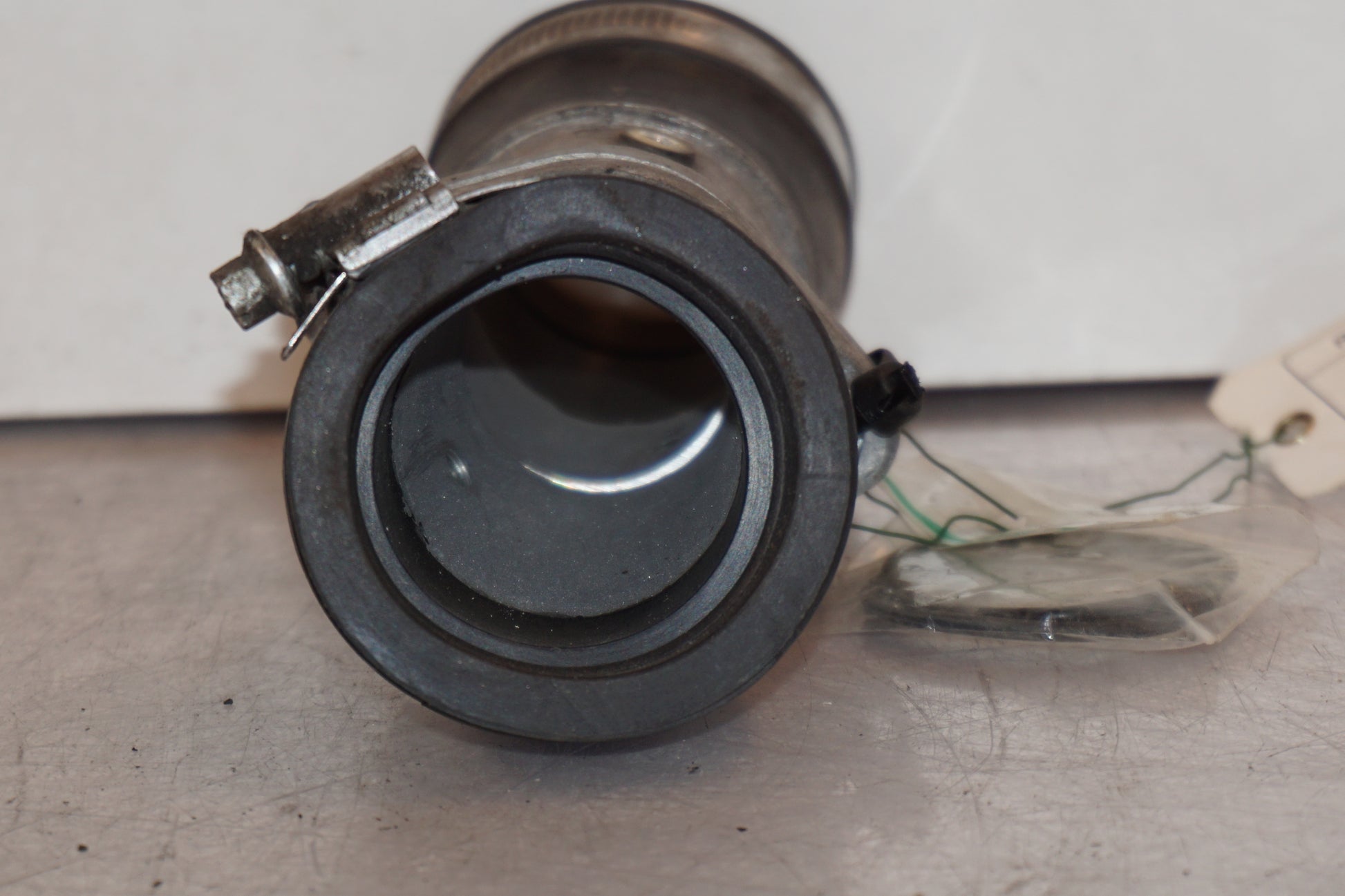 Snett nerifrån på Insug från en Ducati Monster 696 -2008 motorcykel.