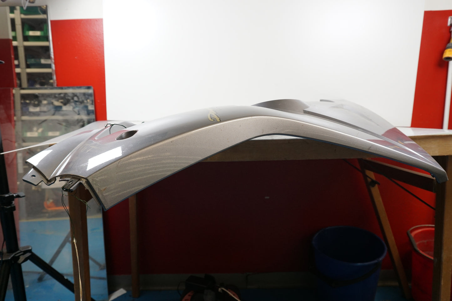 Snett uppifrån på Sidkåpa från en Triumph Daytona 675 -2006 motorcykel.