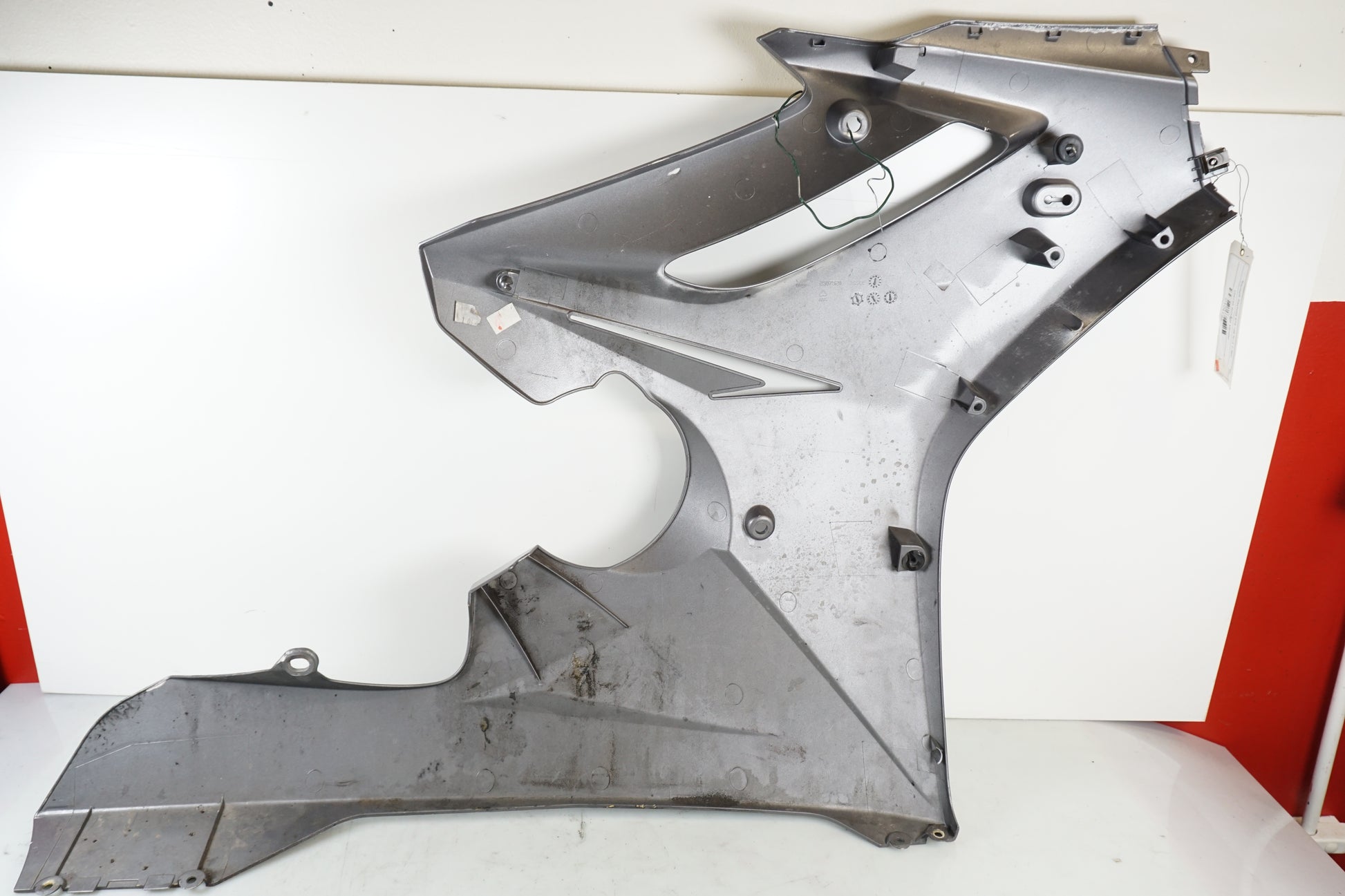 Snett nerifrån på Sidkåpa från en Triumph Daytona 675 -2006 motorcykel.