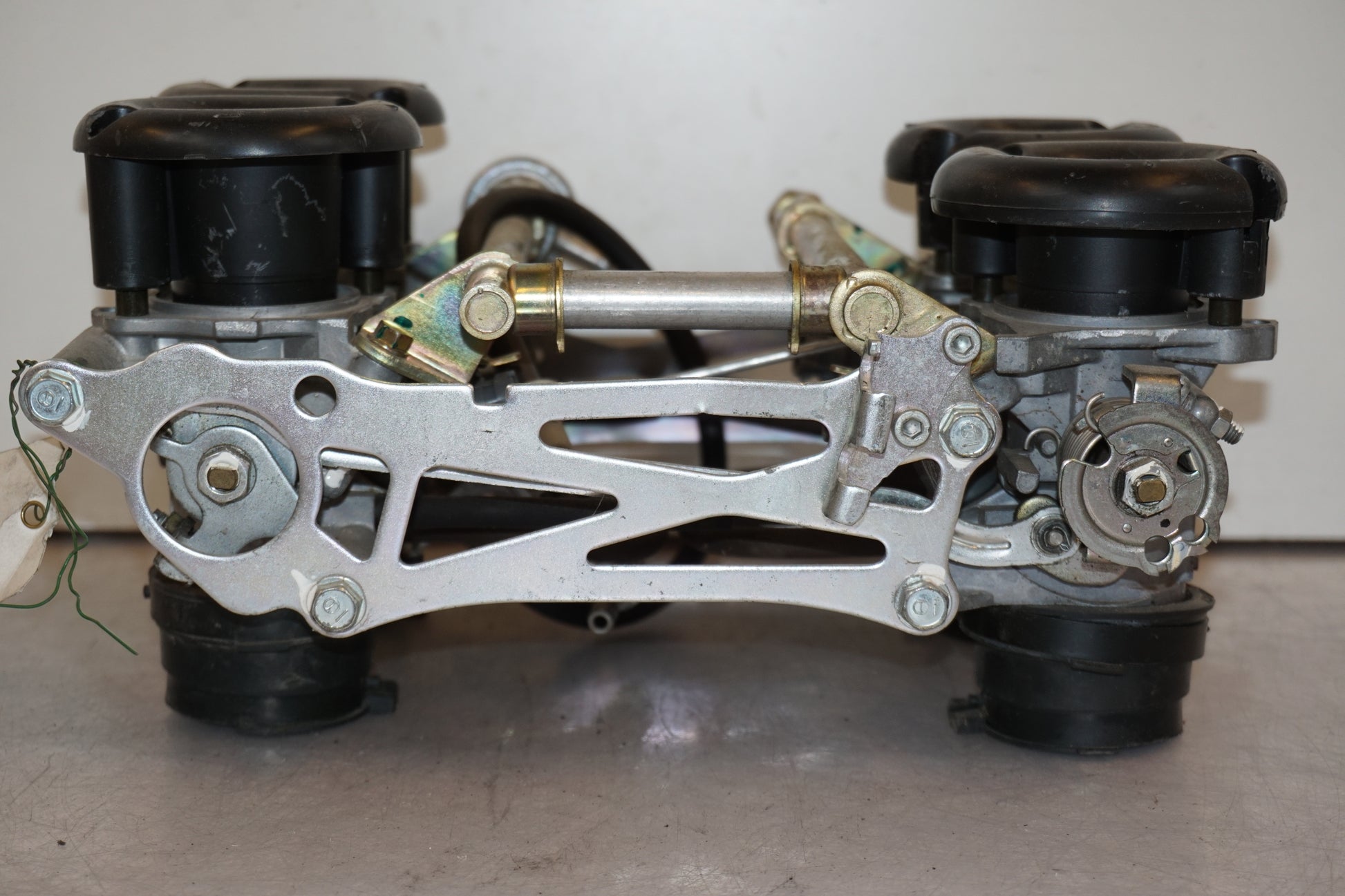 Baksidan på Insprutbrygga från en Honda VFR 800 -2005 motorcykel.