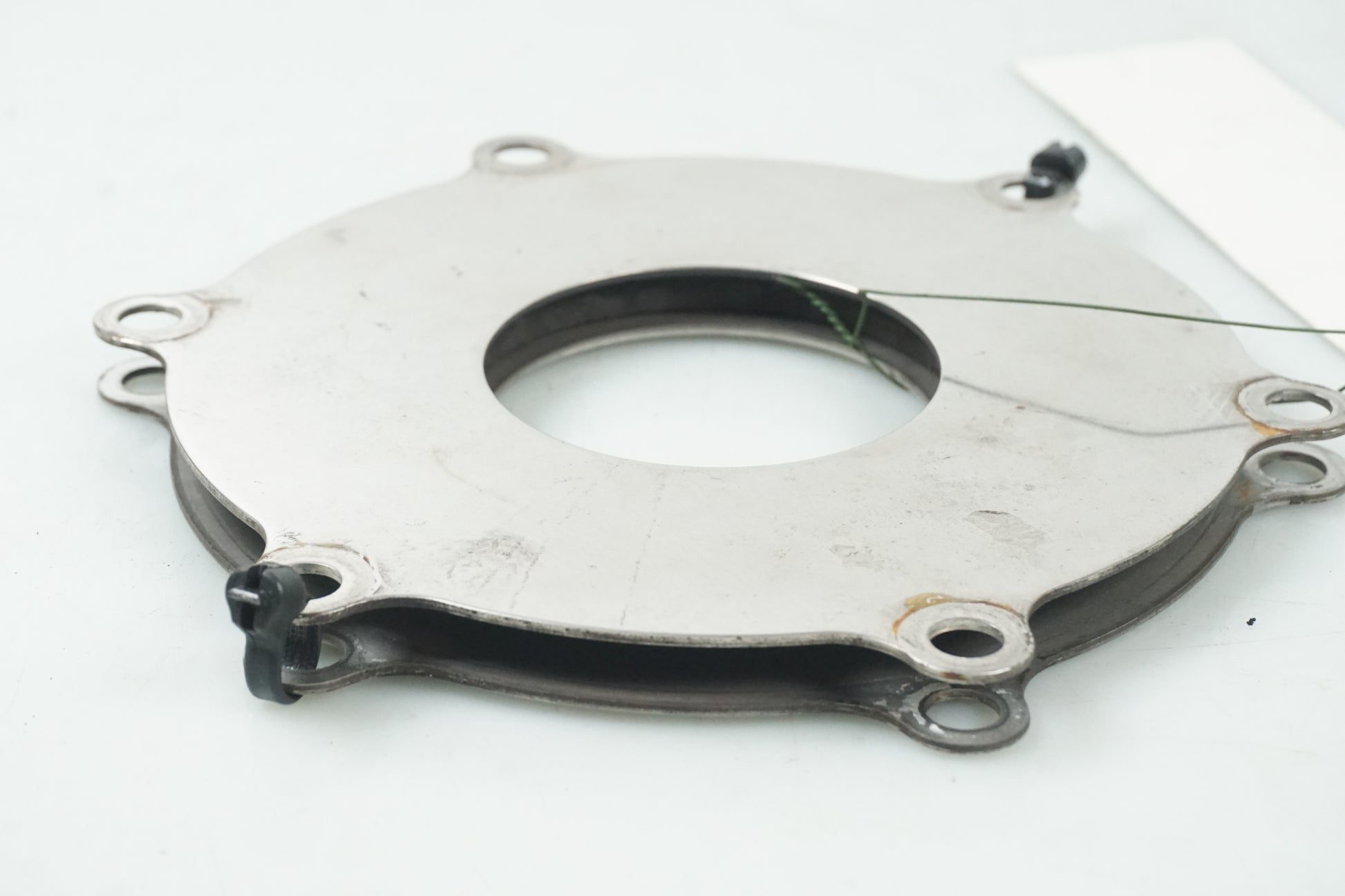 Baksidan på Bromsskivedekor från en Yamaha XVS 1100 -1999 motorcykel.