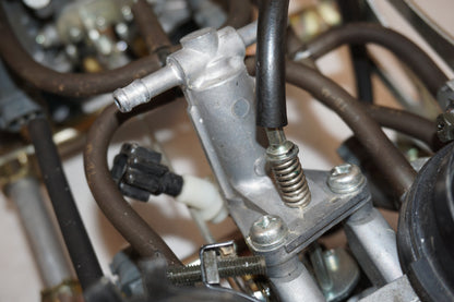 Vänster sida på Insprutbrygga från en Honda VFR 800 -2005 motorcykel.