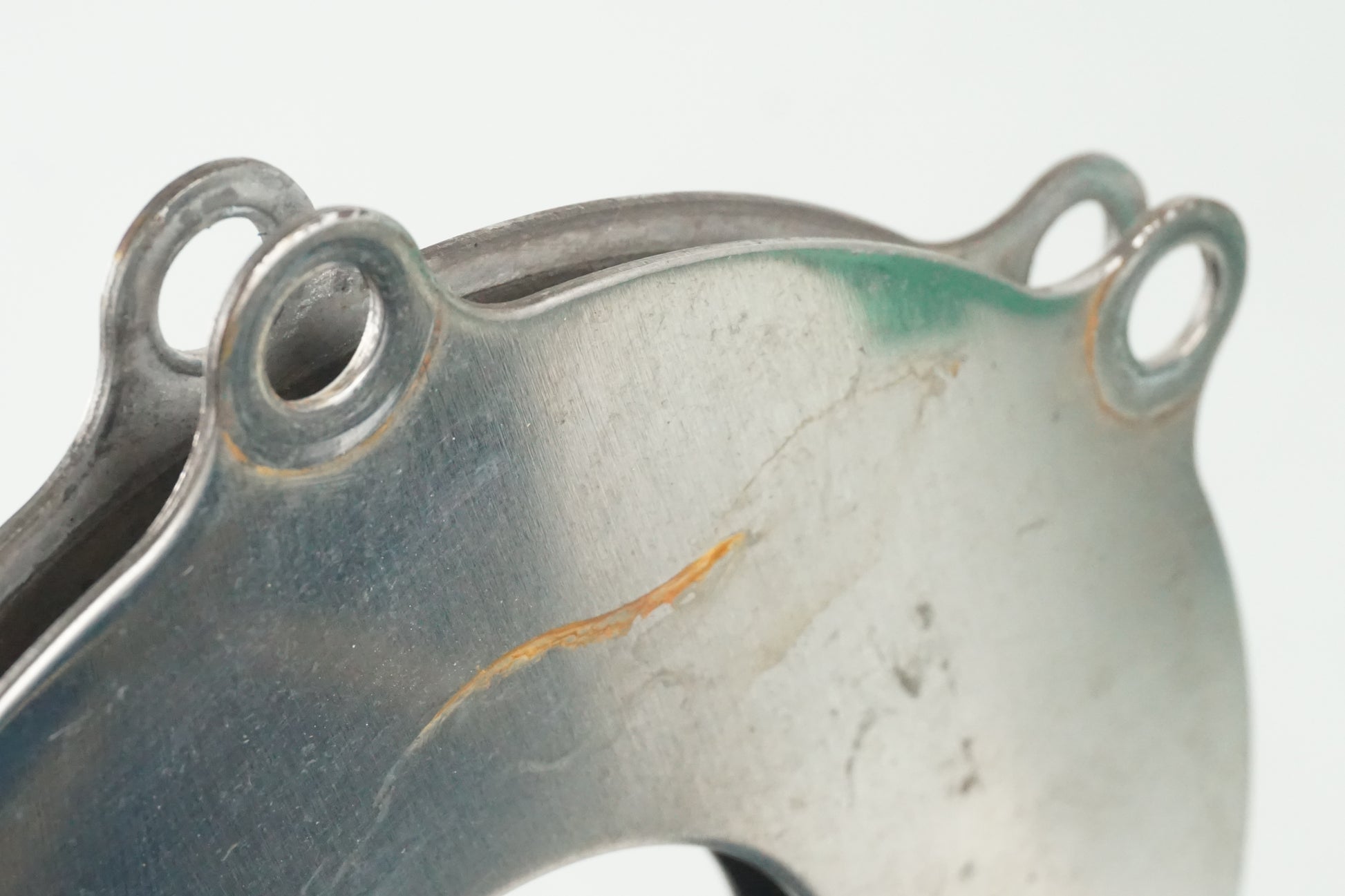 Vänster sida på Bromsskivedekor från en Yamaha XVS 1100 -1999 motorcykel.