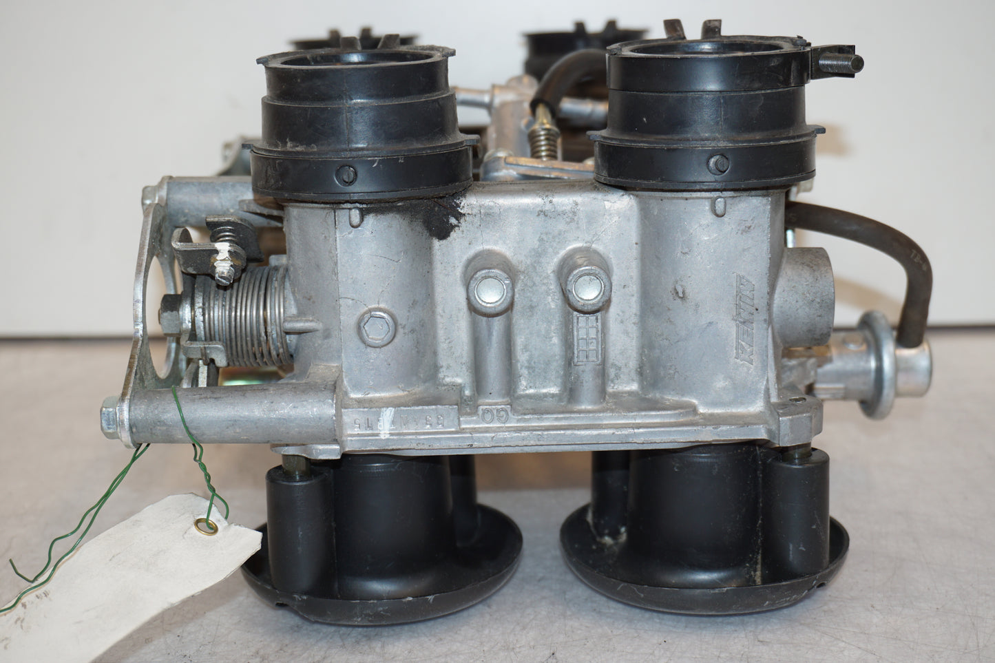 Snett nerifrån på Insprutbrygga från en Honda VFR 800 -2005 motorcykel.