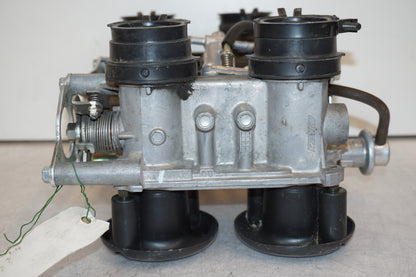 Snett nerifrån på Insprutbrygga från en Honda VFR 800 -2005 motorcykel.