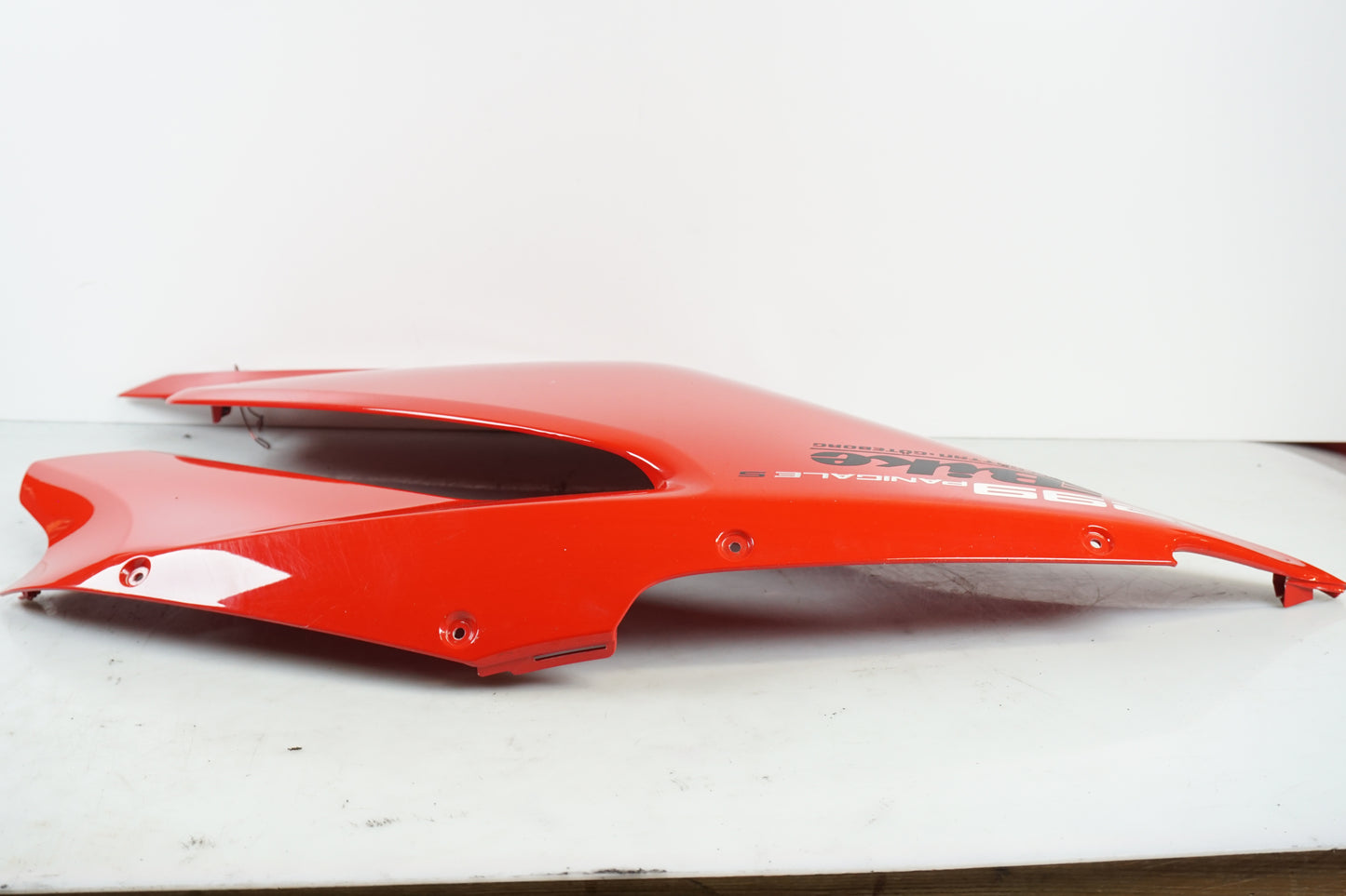 Vänster sida på Sidkåpa från en Ducati 1299 Panigale -2015 motorcykel.