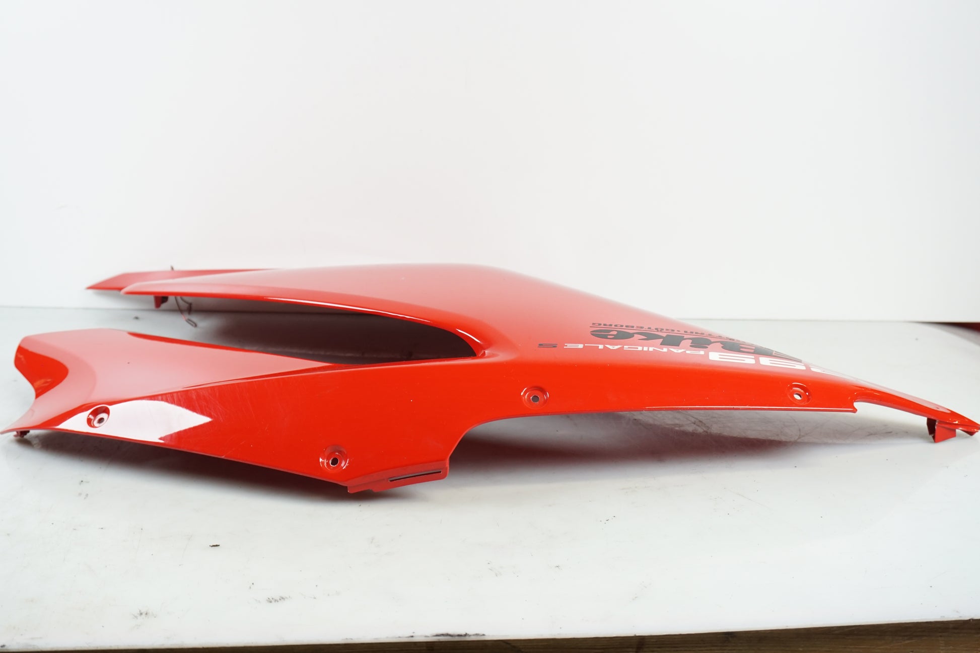 Vänster sida på Sidkåpa från en Ducati 1299 Panigale -2015 motorcykel.