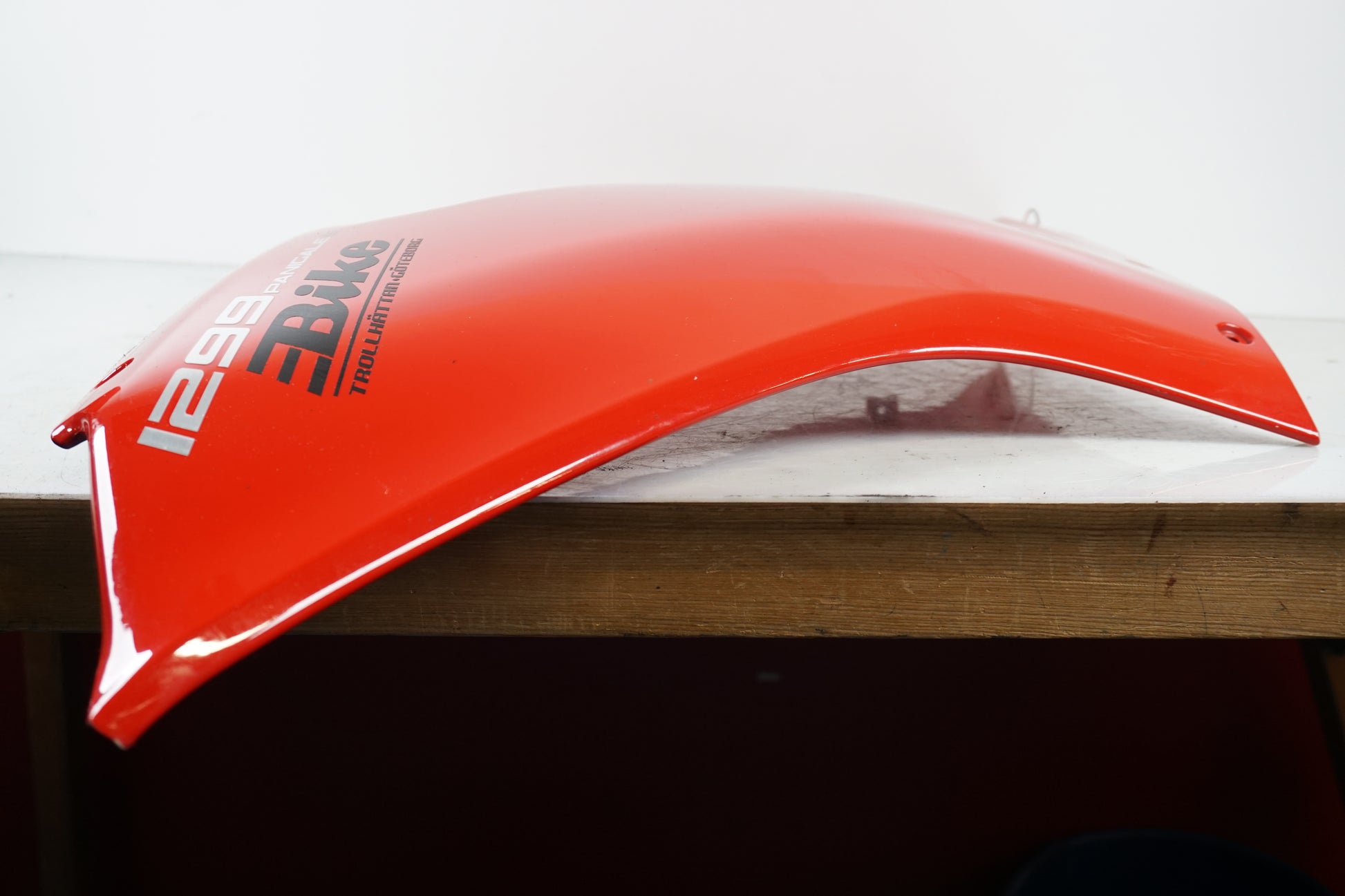 Snett uppifrån på Sidkåpa från en Ducati 1299 Panigale -2015 motorcykel.