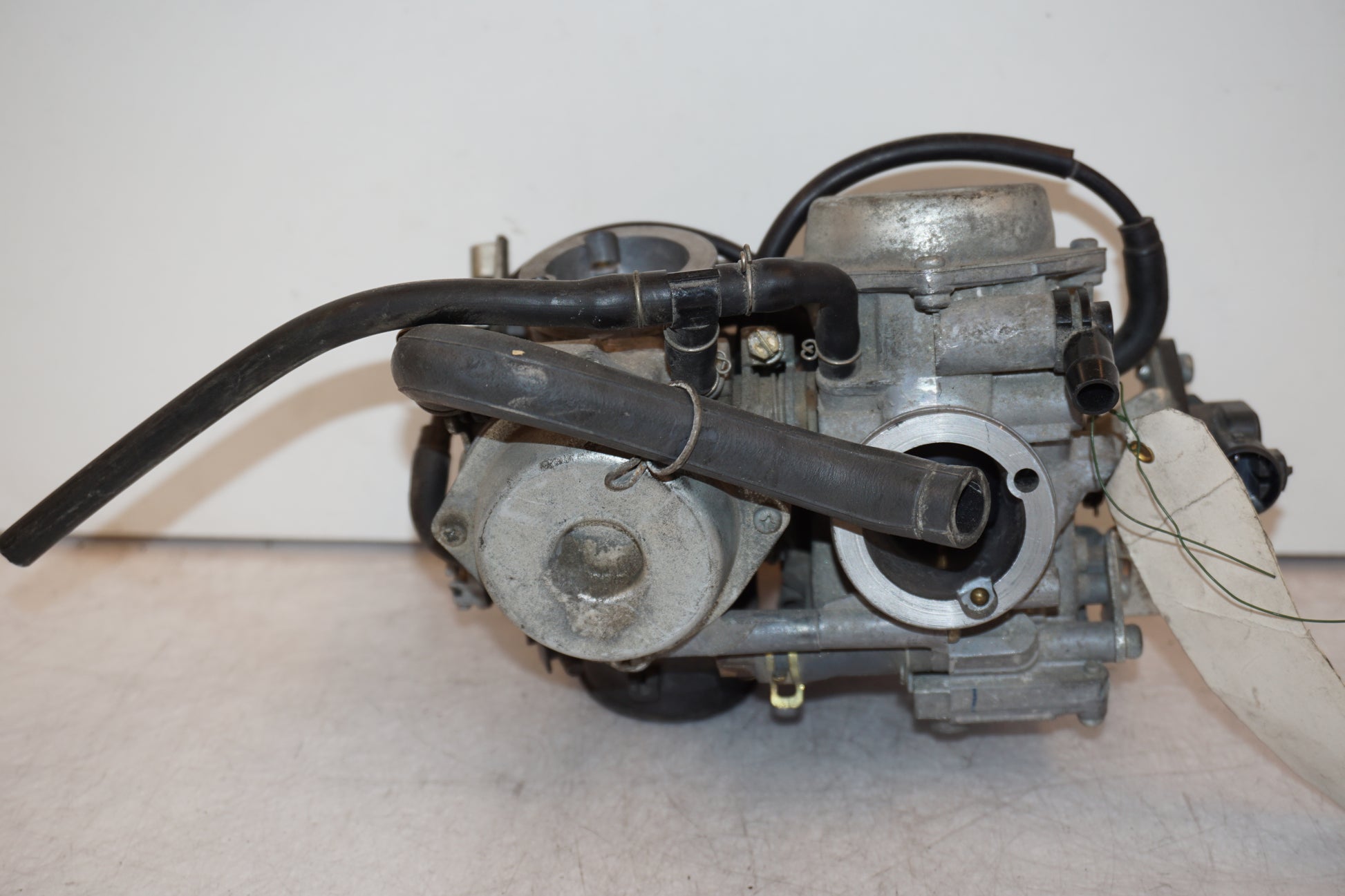 Baksidan på Förgasare från en Honda XL 650 V -2000 motorcykel.