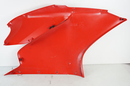 Snett nerifrån på Sidkåpa från en Ducati 1299 Panigale -2015 motorcykel.