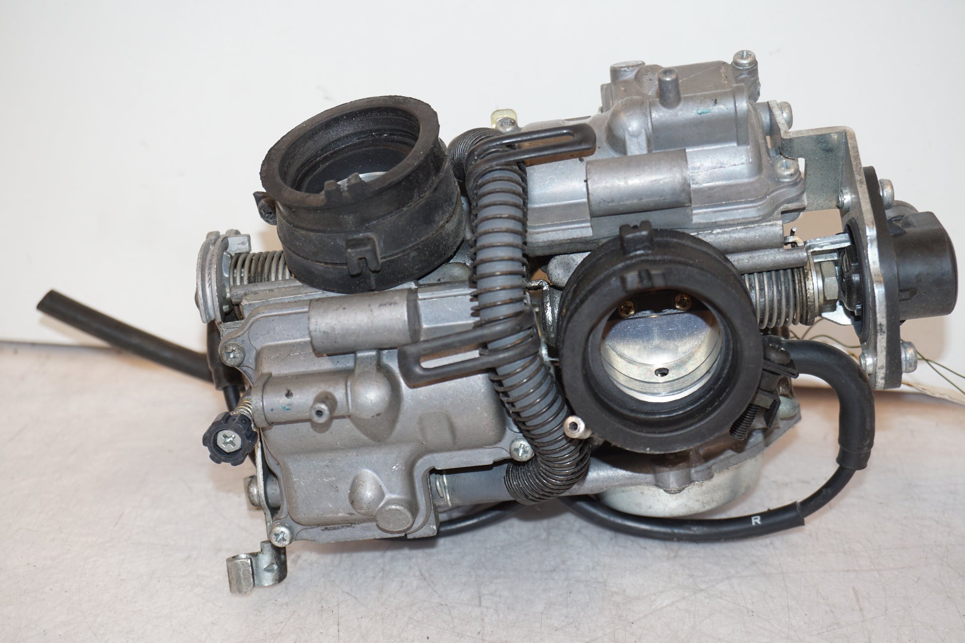 Vänster sida på Förgasare från en Honda XL 650 V -2000 motorcykel.