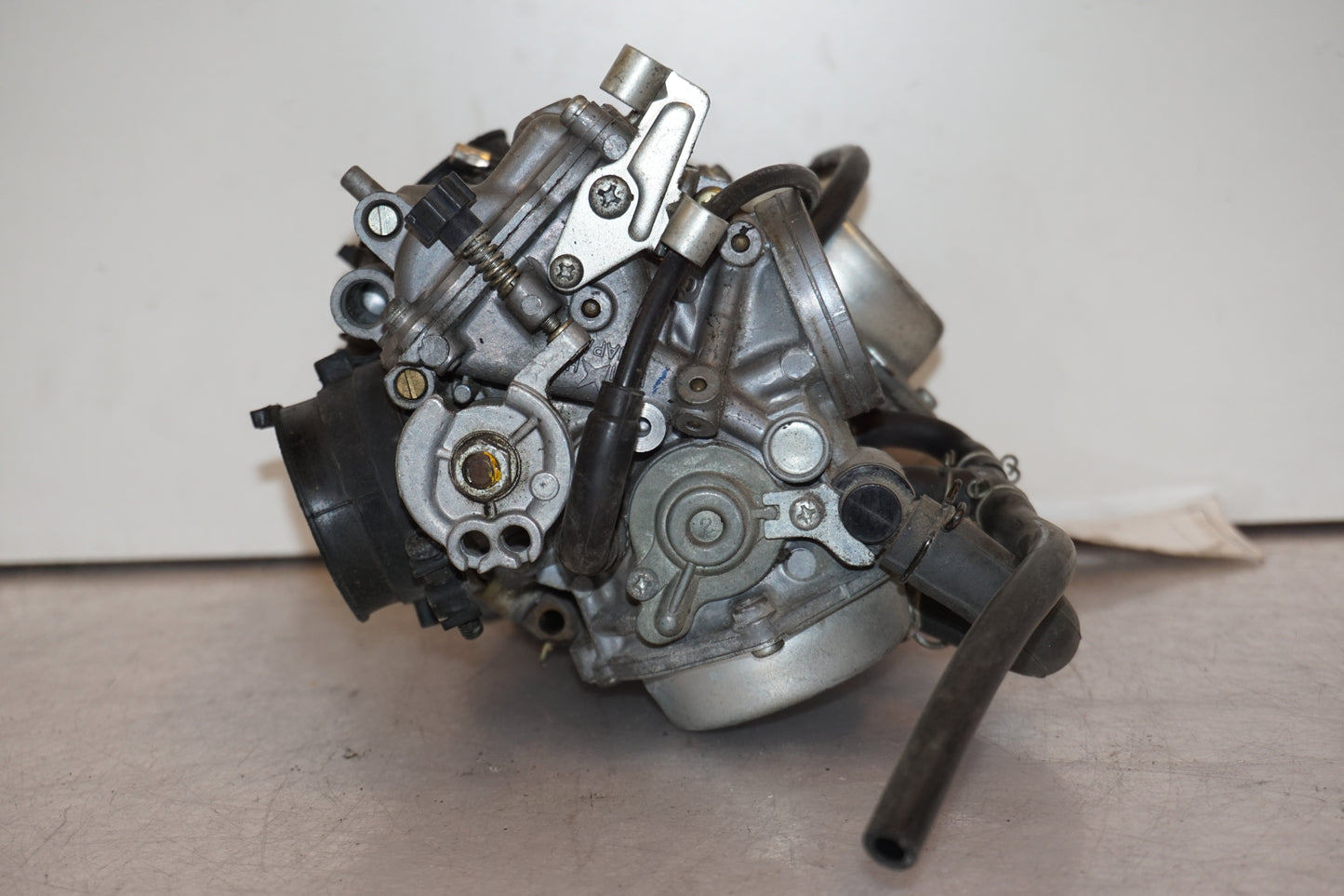 Snett uppifrån på Förgasare från en Honda XL 650 V -2000 motorcykel.