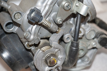 Snett nerifrån på Förgasare från en Honda XL 650 V -2000 motorcykel.